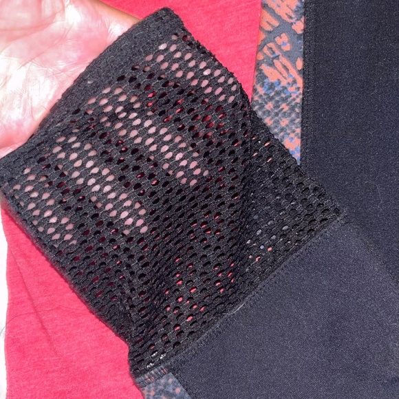 THREADS FOR THOUGHT LOT 2 SCOOP NECK TEES, CROPPED LEGGINGS LOT XS - Picture 5 of 6